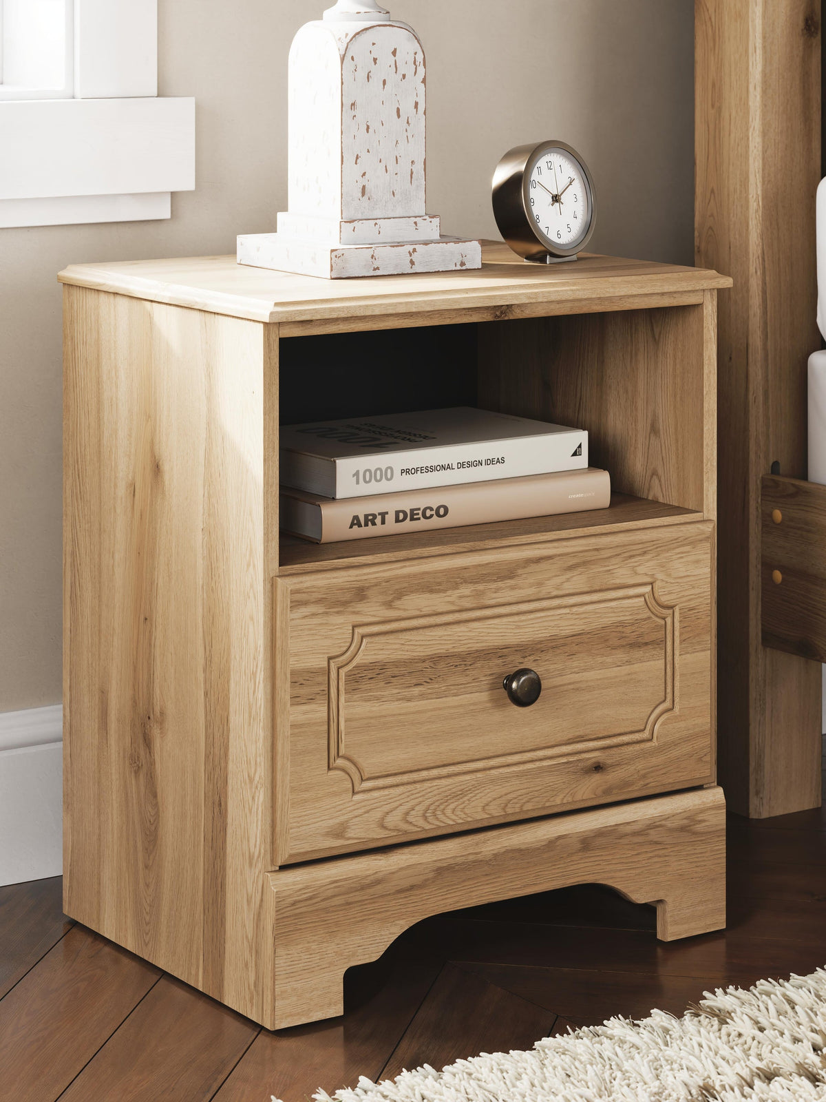 Galletyn  Panel Bed With Mirrored Dresser And Nightstand