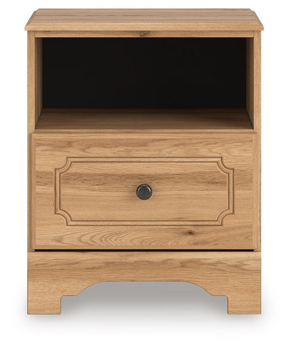 Galletyn  Panel Bed With Mirrored Dresser And Nightstand
