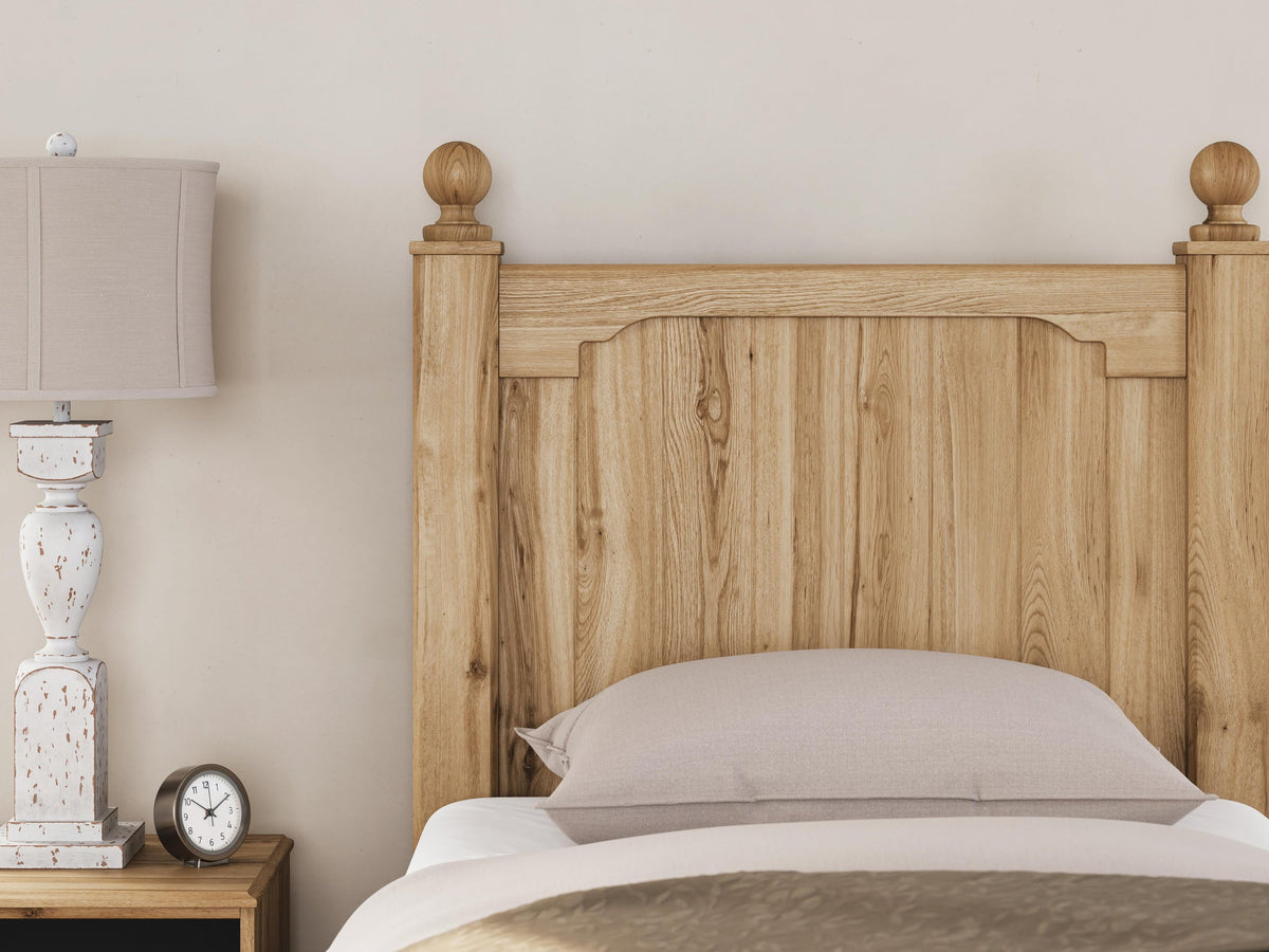 Galletyn  Panel Bed With Mirrored Dresser And Nightstand